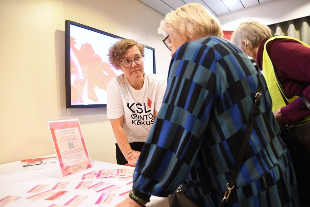Anu Korhonen esitteli KSL-opintokeskuksenTulevaisuusrunokortteja.
