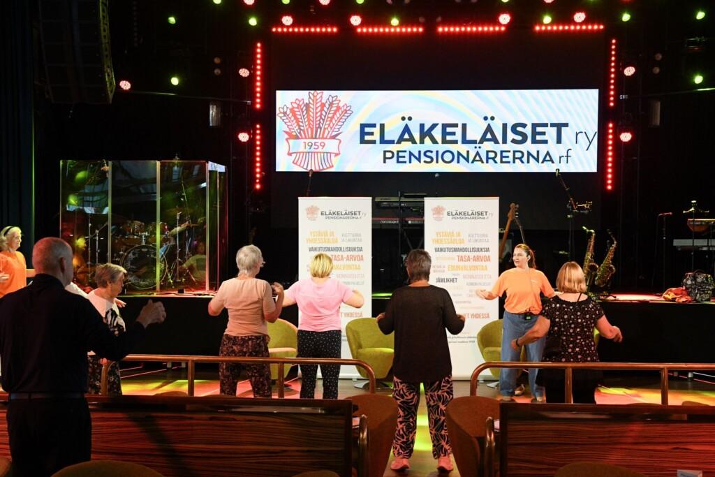 Keskiviikko alkoi Evgeniya Mazurovan (kuvassa) ja Anne Kerosen ohjaamalla aamujumpalla.
