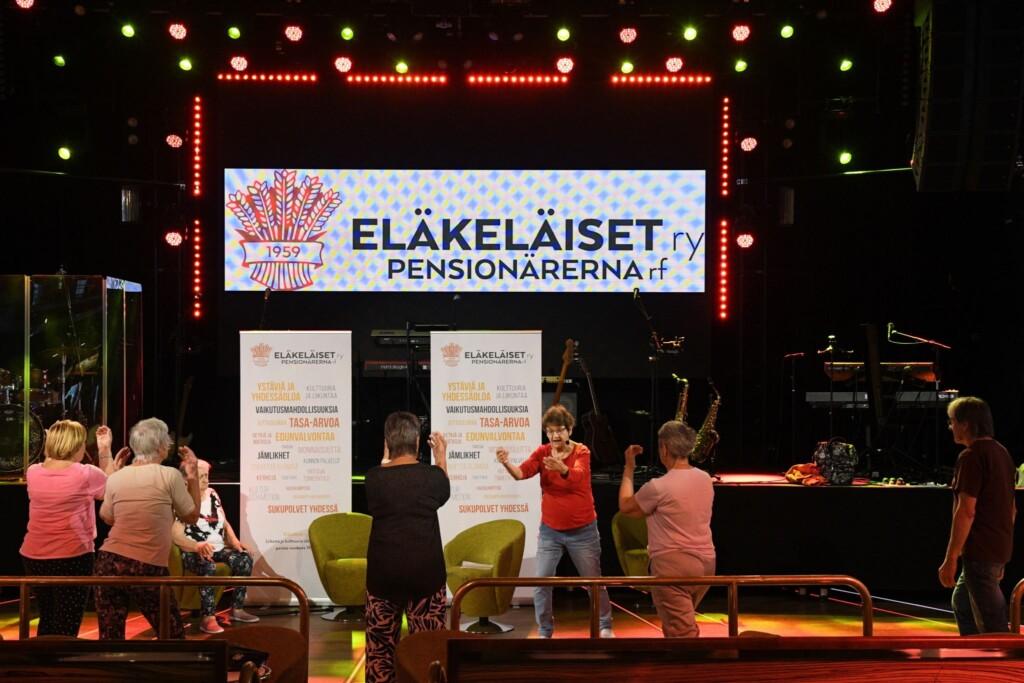 Keskiviikko alkoi Evgeniya Mazurovan  ja Anne Kerosen (kuvassa) ohjaamalla aamujumpalla.