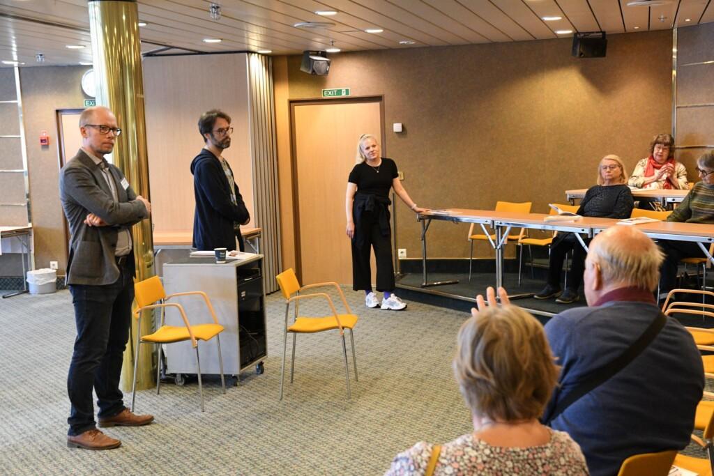 Järjestöpajassa esiteltiin uutta Paikallistoiminnan opasta. 