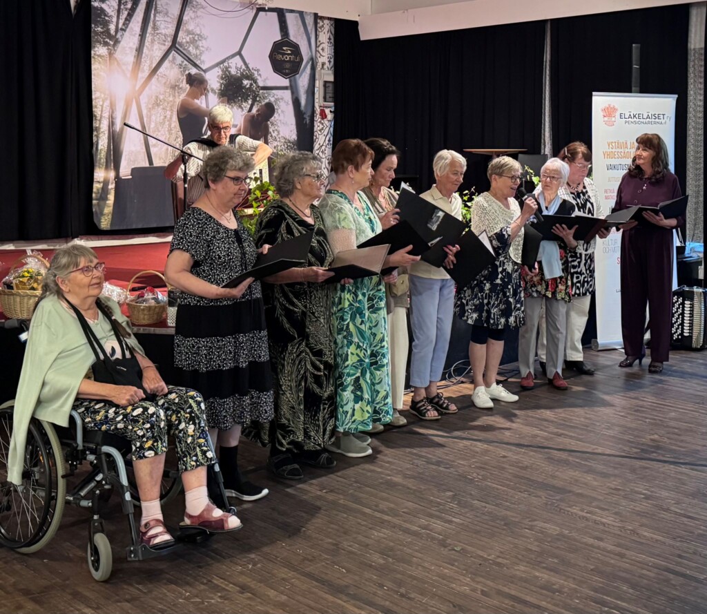 Jämsän eläkeläiset esittivät musikaalirunon. Lavalla Heikki Lavonius, joka säesti esitystä sekä muutenkin esitti haitarimusiikkia juhlassa. 