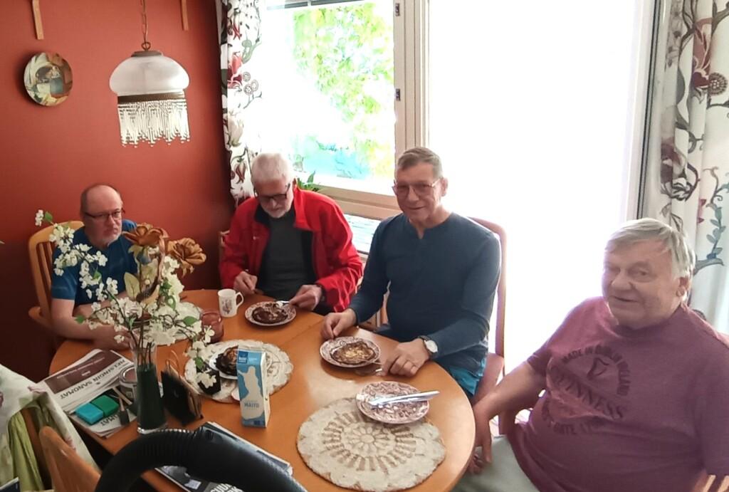 Makeinta kuusituntisessa itsemme rääkkäämisessä oli nyt kävelyesteisen Ripan luo pääsy ja hänen tarjoamansa gluteenittomat letut. Niistä ei syntynyt odotettua nälkäisten tappelua, kun Esko ehti hotkia niitä eniten.