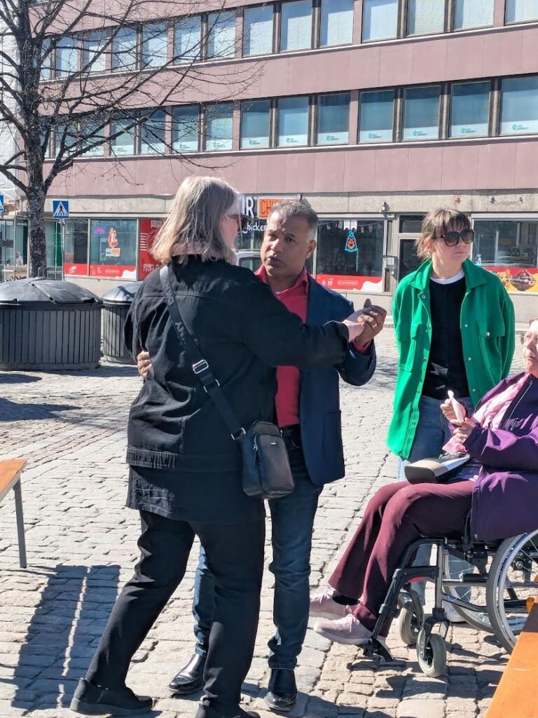 Kaupunginhallituksen puheenjohtaja Ranjith Kumar Prabhakaran oli mukana jo marssin järjestäytymispaikalla, käveli mukana kulkueessa, puhui torilla ja suostui vielä tanssiinkutsuunkin.
