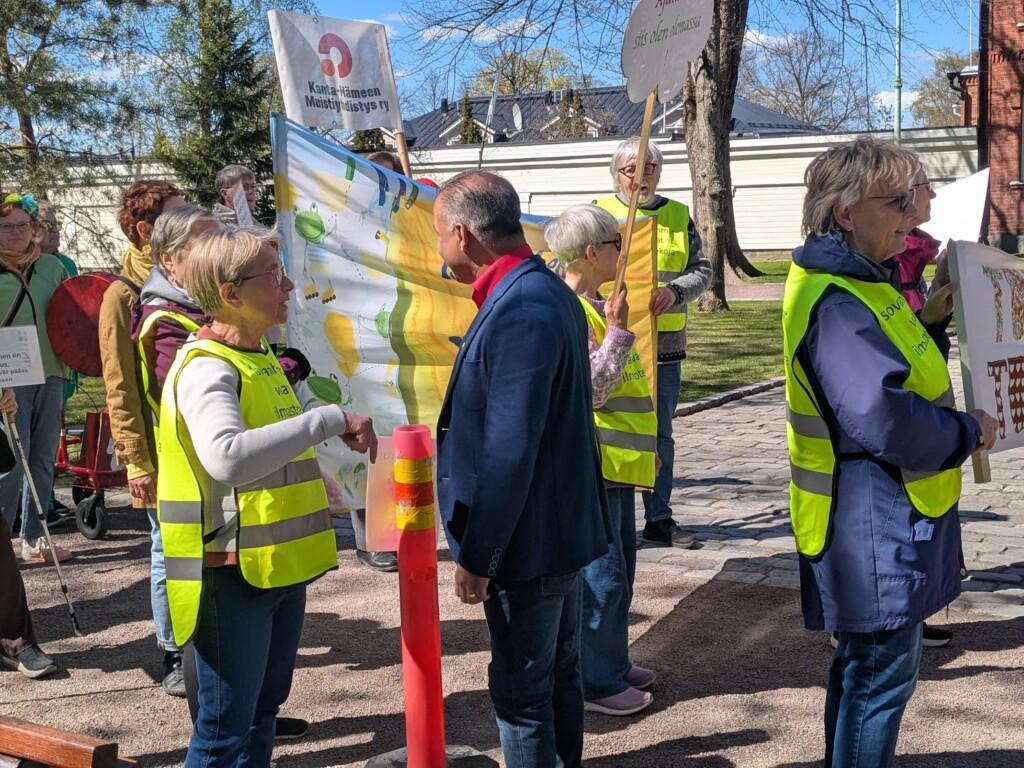 Kaupunginhallituksen puheenjohtaja Ranjith Kumar Prabhakaran oli mukana jo marssin järjestäytymispaikalla, käveli mukana kulkueessa, puhui torilla ja suostui vielä tanssiinkutsuunkin (seuraava kuva).