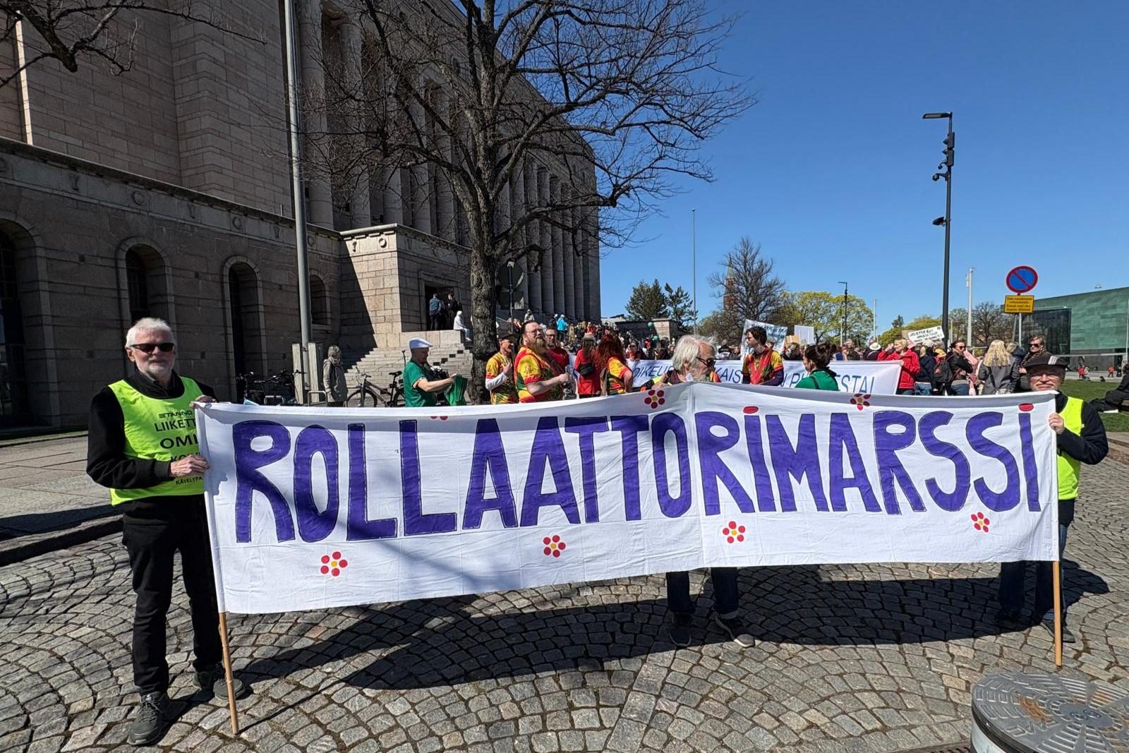 Kävelypässien blogi: Rollaattorimarssilla järjestystä valvomassa ja hauskaa pitämässä