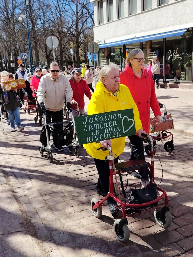 Kotkassa marssittiin hyvän ja arvokkaan vanhuuden puolesta.