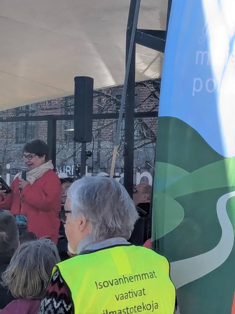 Kansanedustaja, eduskunnan varapuhemies Tarja Filatov puhui torilla. Myös Ilmastoisovanhempien Hämeenlinnan toimintaryhmä sai lyhyen puheenvuoron.