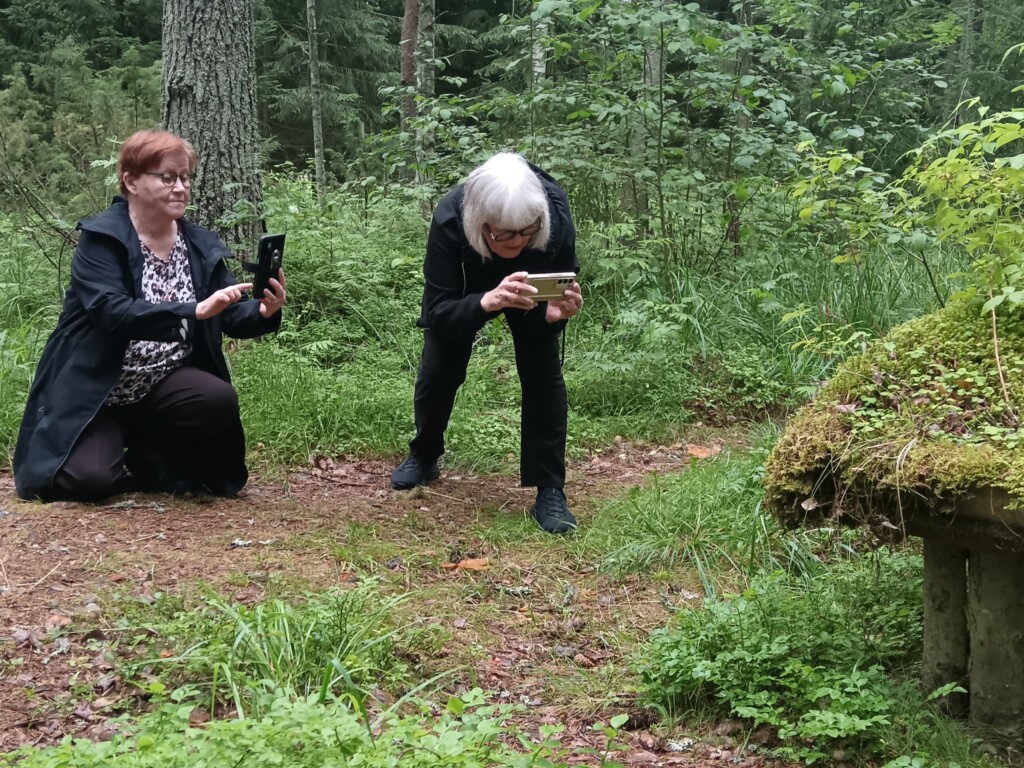 Anita Kortelainen ja Eeva Surakka kuvaavat metsän ihmeitä
Kuva: Esko Marjomaa