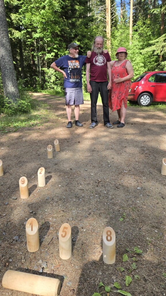 Mölkky-kisan voittokolmikko, Esko Marjomaa (kesk.), Pertti Honkanen (vas.) ja Riitta Katajamäki (oik.). Kuva: Anita Kortelainen